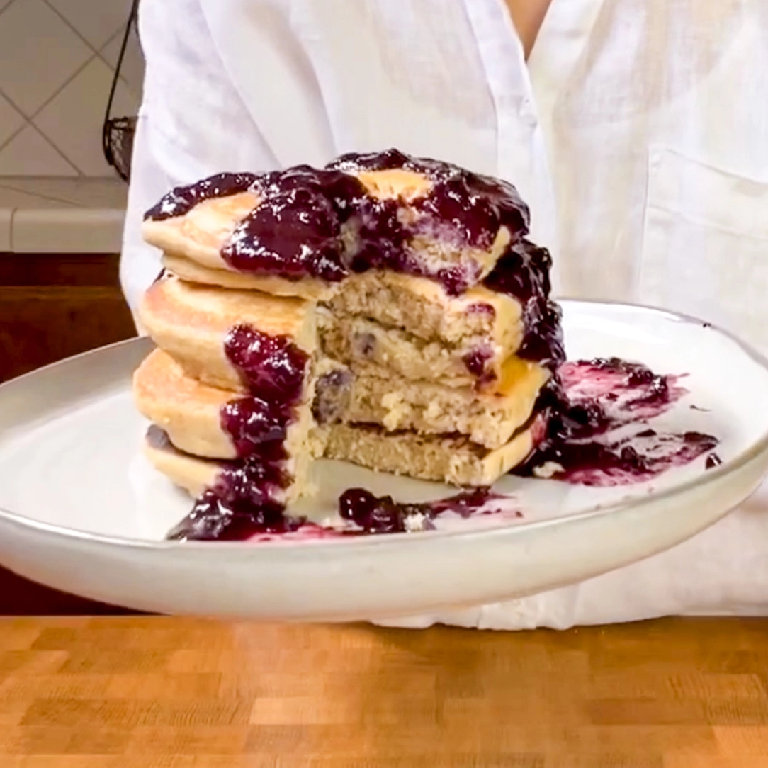 Read more about the article Oat Pancakes with Homemade Blueberry Sauce recipe