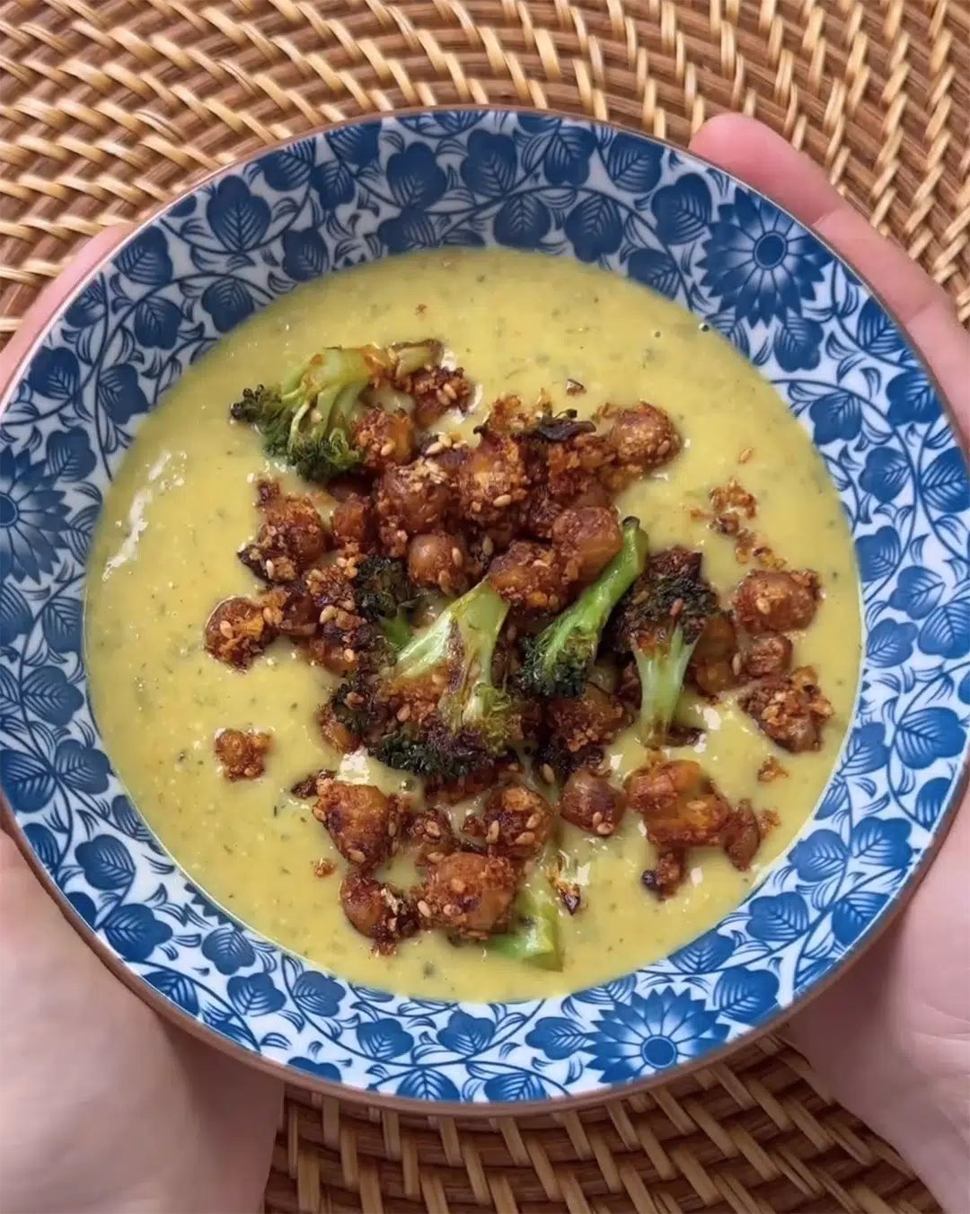 Read more about the article Creamy Miso Broccoli Soup with Spicy Chickpeas